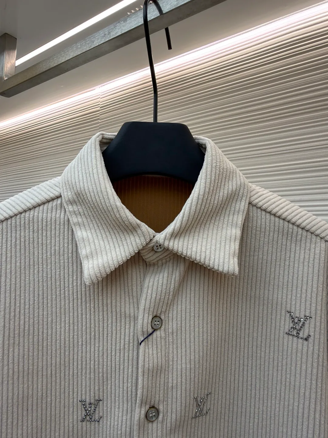 LOUIS VUITTON color corduroy hot-drilled shirt ●Original version: purchased and developed by 18158 ●Item number: 1681096-B05 ●Fabric: corduroy fabric ●Technology: hot-drilled production ●Version: fitted version ●Weight: about 605 grams ●Size: S-M-L-XL ●Description: The original version was purchased and developed. The fabric is made of 260g plain weave fine corduroy, and imported cotton is custom-woven and dyed 95 cotton 5 nylon. This model uses a German machine edge and overlock sewing machine, and adopts a front snap fastening design. After the fabric density is in place, it has a full drape. The entire garment uses high-quality imported Australian diamonds, which sparkle when reflected. Each piece of artificial hot-drilling is hot-pressed twice separately to make it firmly adhere to the surface. It is extremely troublesome to open the mold for hardware accessories buttons. The overall wiring is straight and delicate, the fabric is comfortable and soft, and the color is consistent without color difference. It can be matched with the same style to create a fashionable look and control various occasions. Customized accessories, complete with three standards, same style for men and women!
